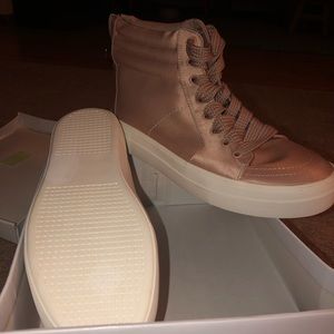 New W tag Steve Madden